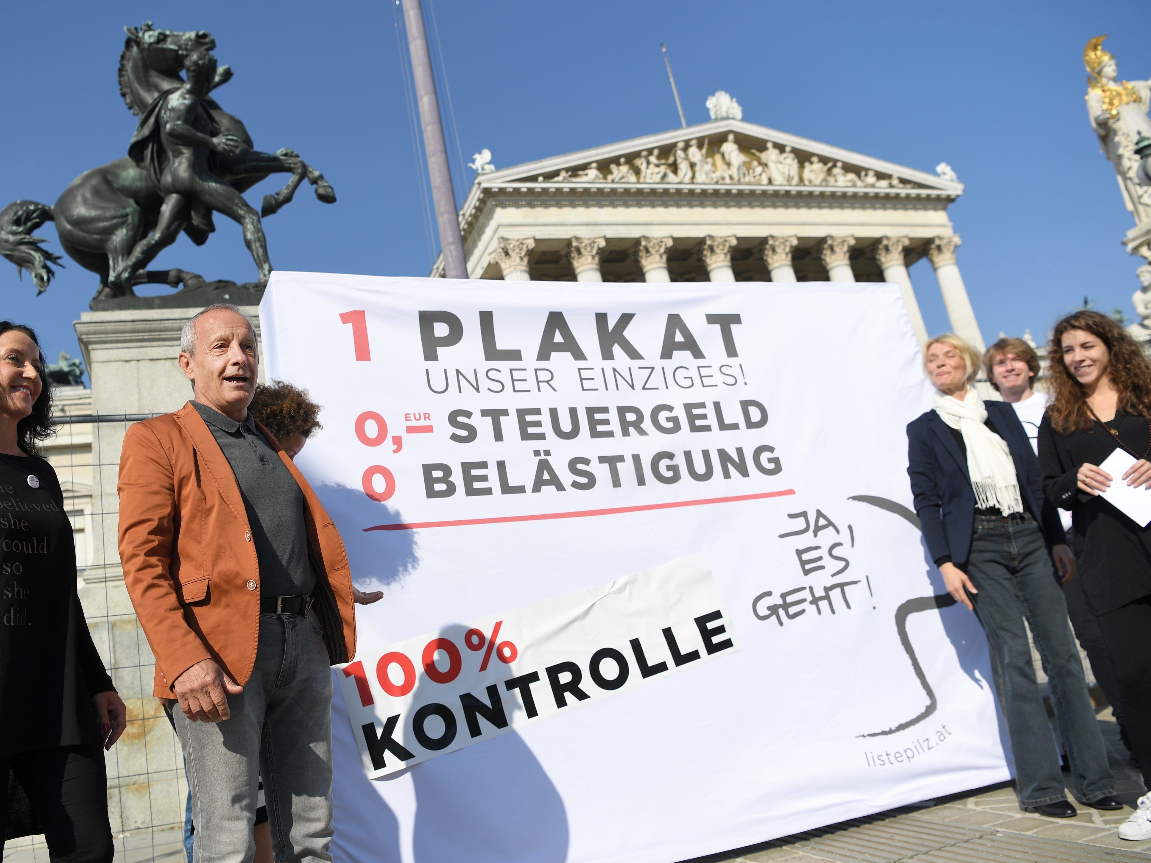 Peter Pilz klebte einen Sticker auf sein einziges Wahlplakat.