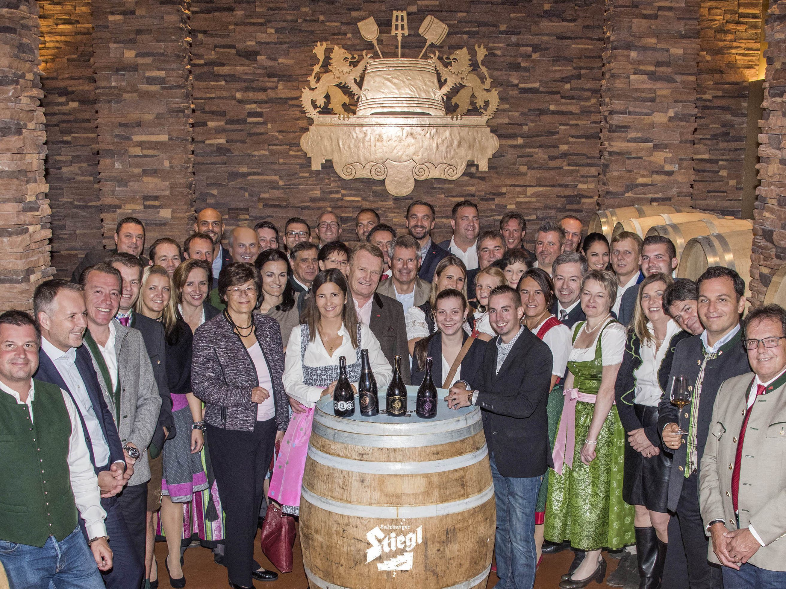 Bereits zum 16. Mal wurden in der Stiegl-Brauwelt die begehrten Auszeichnungen „Bierwirt des Jahres“ verliehen. Im Bild: die frisch gebackenen Bierwirte 2018 mit Stiegl-Eigentümerfamilie Kiener und den Stiegl-Bierversilberern im brauereieigenen Fassreifekeller.