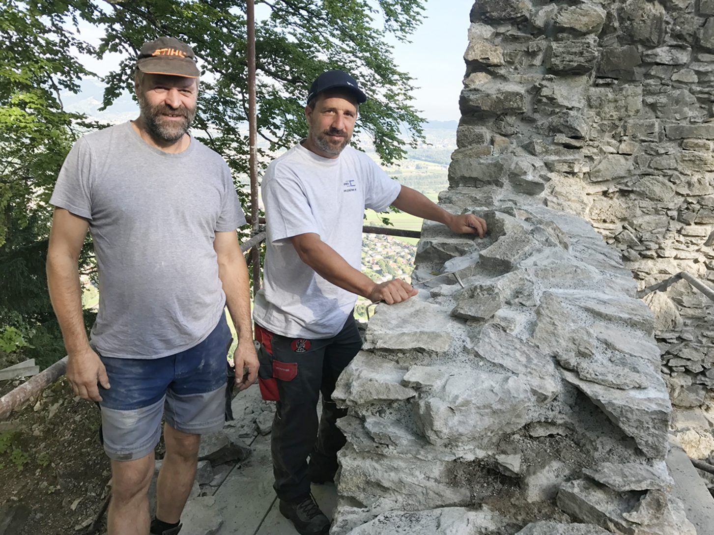 Stephan Moosbrugger (r.) und Hubert Mathis führen die Sanierungsarbeiten auf Alt-Ems durch.