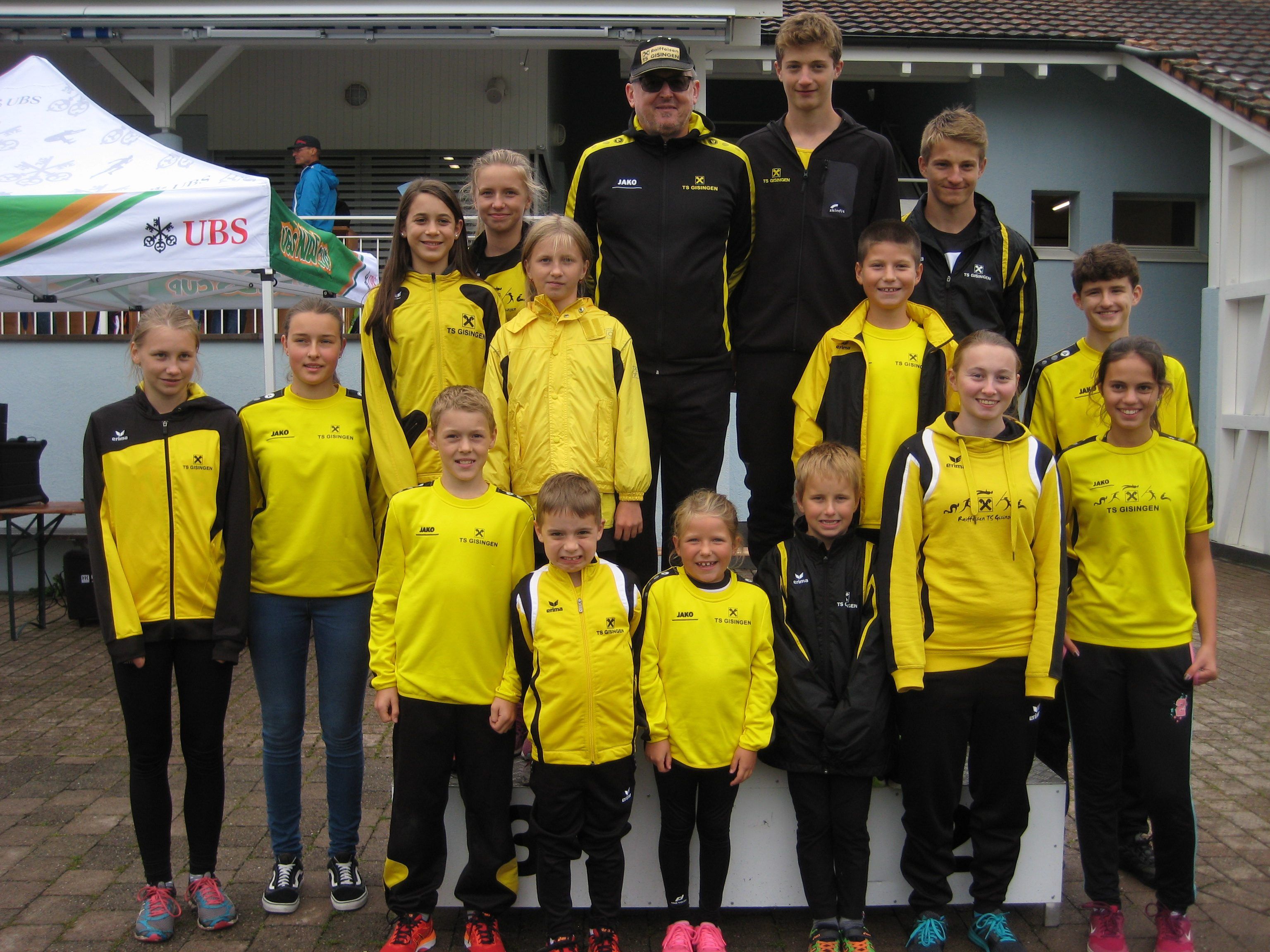 Athlet/innen der Raiffeisen TS Gisingen mit Trainer Wolfi