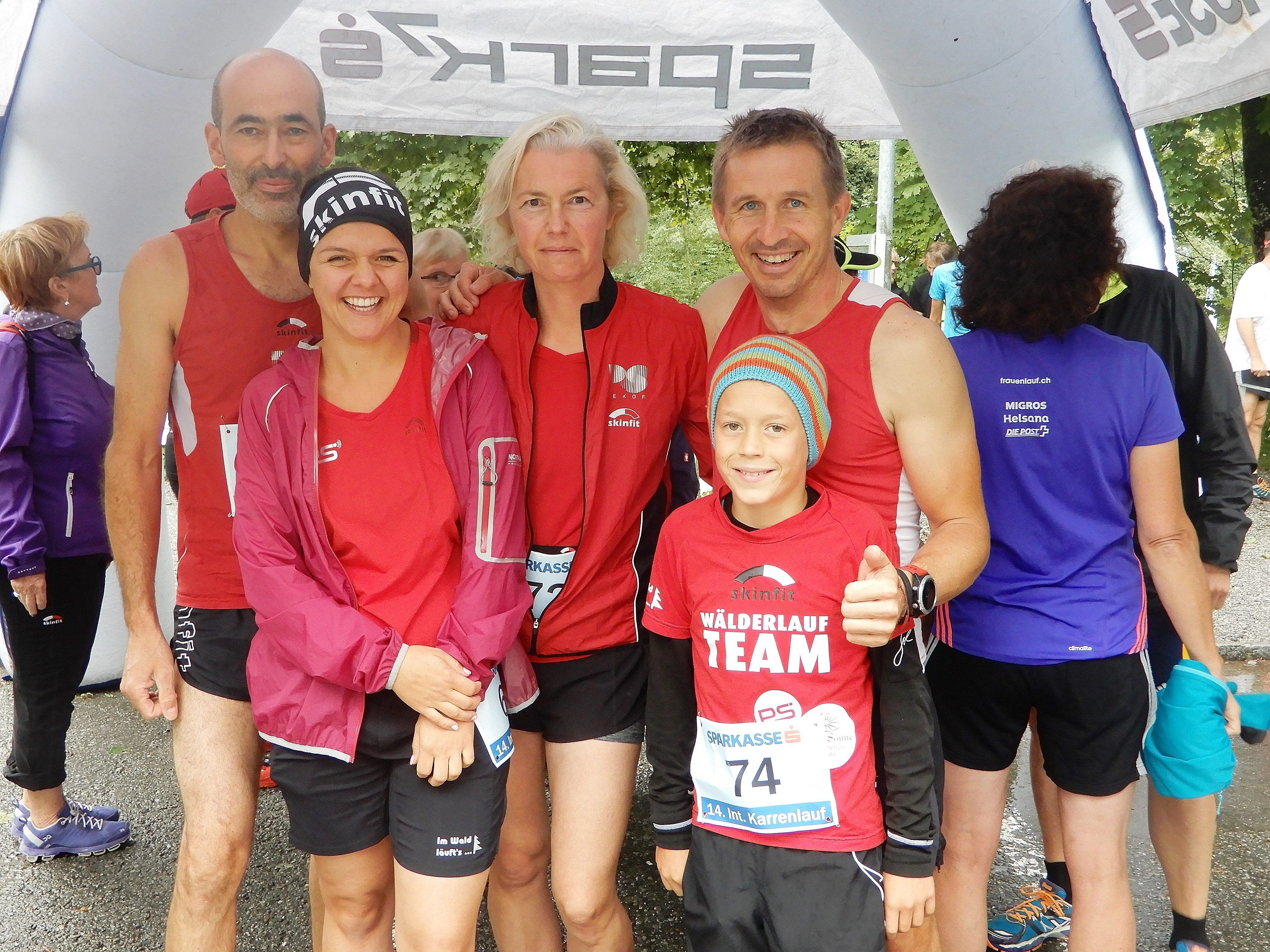 Der Karrenlauf wurde auch heuer wieder zu einem tollen Sportfest für Groß und Klein - im Bild die Truppe von "Im Wald läuft´s".