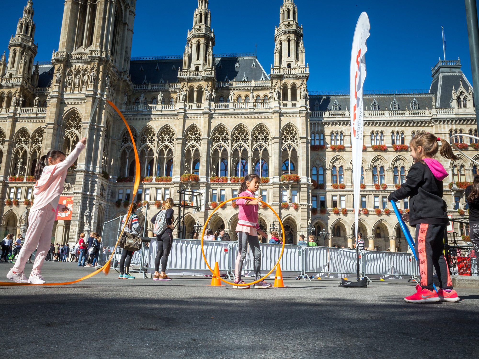 Ab 15 Uhr wird der Wiener Rathausplatz wegen einer Sturmwarnung gesperrt. Ab 15 Uhr wird der Wiener Rathausplatz wegen einer Sturmwarnung gesperrt.
