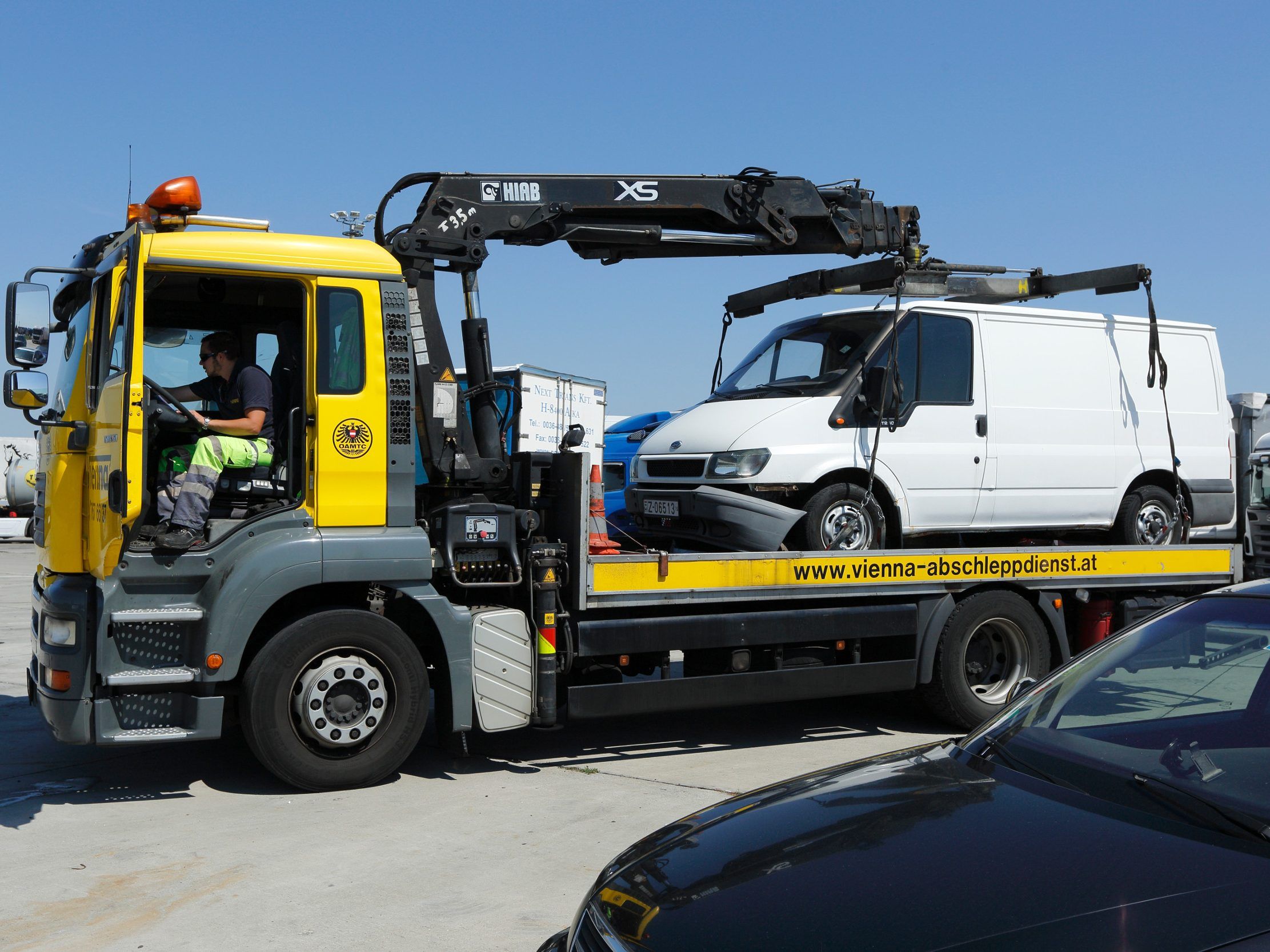 Das ausgestellte Schlepperfahrzeug beim Abtransport.