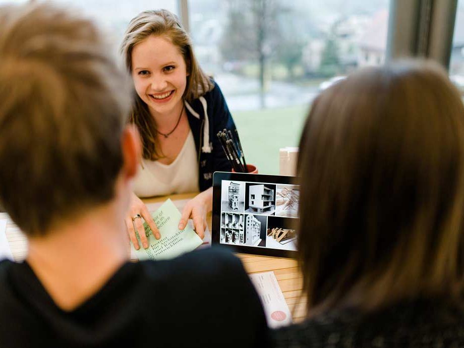 Persönliche Beratung an der Universität Liechtenstein: Beim Infoabend sind auch Studierende vor Ort und geben Hintergrundinfos zum Studium. Persönliche Beratung an der Universität Liechtenstein: Beim Infoabend sind auch Studierende vor Ort und geben Hintergrundinfos zum Studium.