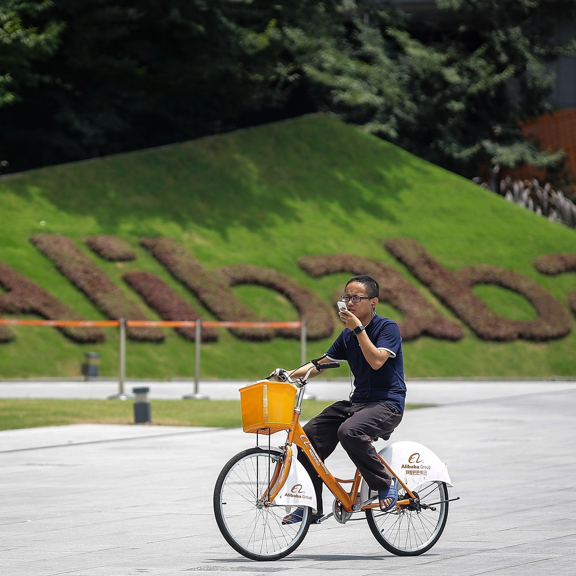 Der chinesische Internet-Gigant Alibaba greift den Weltmarkt an.