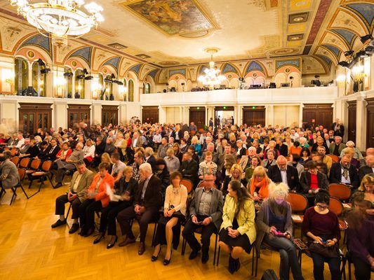 Zahlreiche Künstler und Kabarettisten geben beim Kulturfestival ihre Programme zum Besten. Zahlreiche Künstler und Kabarettisten geben beim Kulturfestival ihre Programme zum Besten.