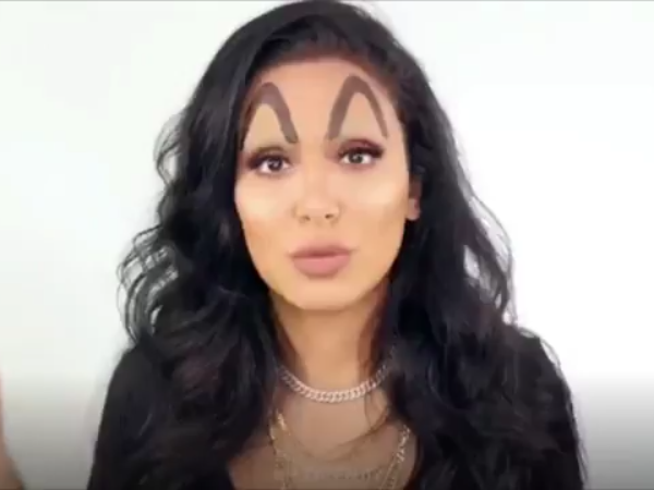 Die Instagramerin trägt die Brauen in Form des McDonald's Logos. Die Instagramerin trägt die Brauen in Form des McDonald's Logos.