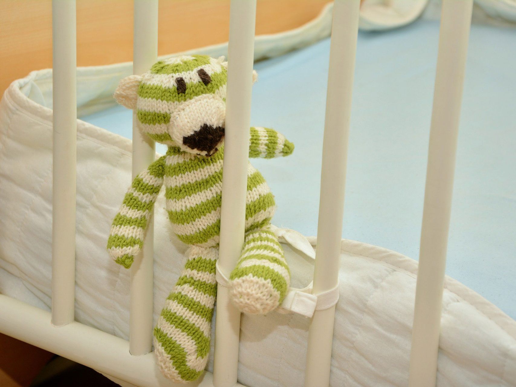 Der Vater deckte das Gitterbett mit zusammengenagelten Brettern ab Der Vater deckte das Gitterbett mit zusammengenagelten Brettern ab