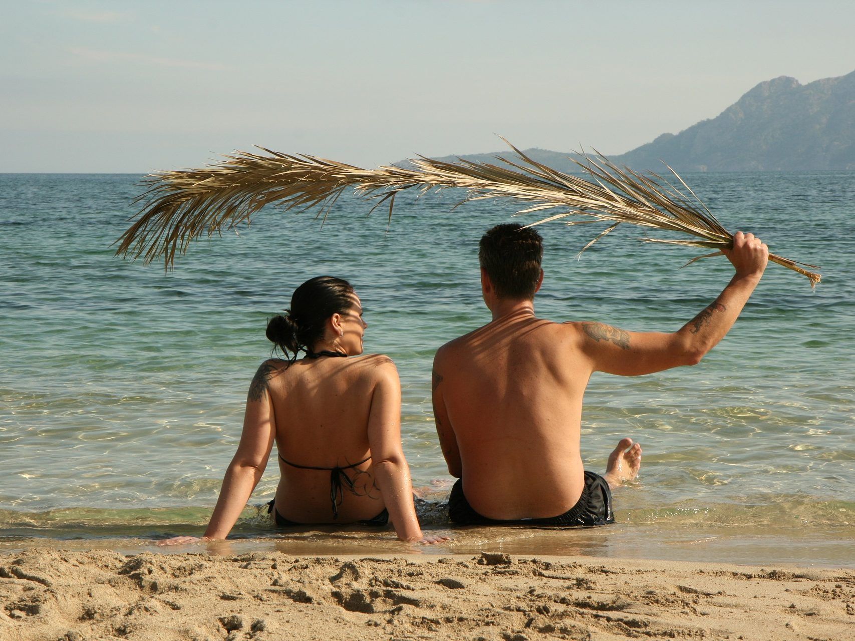 Spätsommerlicher Hinweis, dass manche Urlaubsflirts schwerer loszuwerden sind "als ein Sonnenbrand" Spätsommerlicher Hinweis, dass manche Urlaubsflirts schwerer loszuwerden sind "als ein Sonnenbrand"