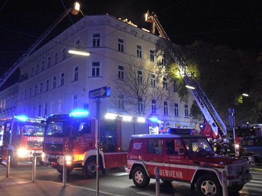 Starker Wind erschwerte die Löscharbeiten bei dem Dachbrand. Starker Wind erschwerte die Löscharbeiten bei dem Dachbrand.