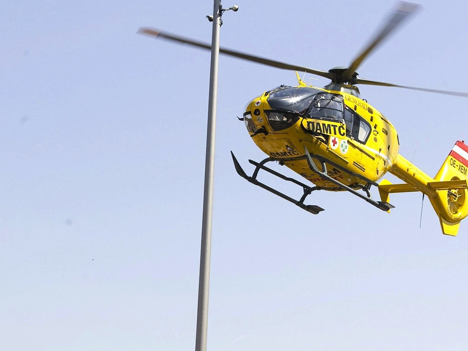 Mit einem Notarzthubschrauber wurde der Arbeiter gerettet