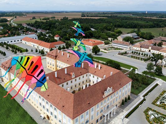 Am Wochenende färben Drachen den Himmel über Schloss Hof bunt. Am Wochenende färben Drachen den Himmel über Schloss Hof bunt.