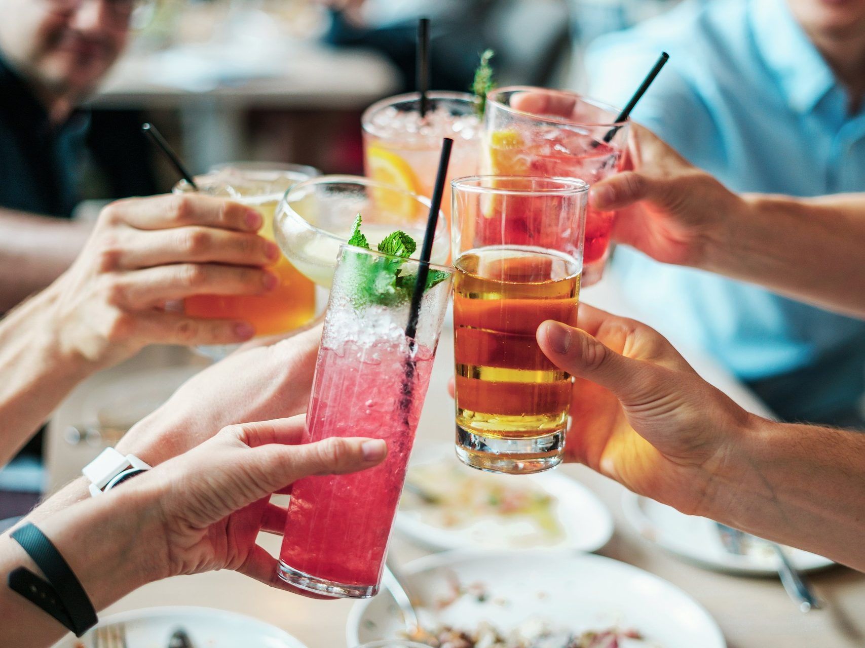 Studenten, die gemeinsam gerne etwas trinken gehen sind erfolgreicher im Studium. Studenten, die gemeinsam gerne etwas trinken gehen sind erfolgreicher im Studium.