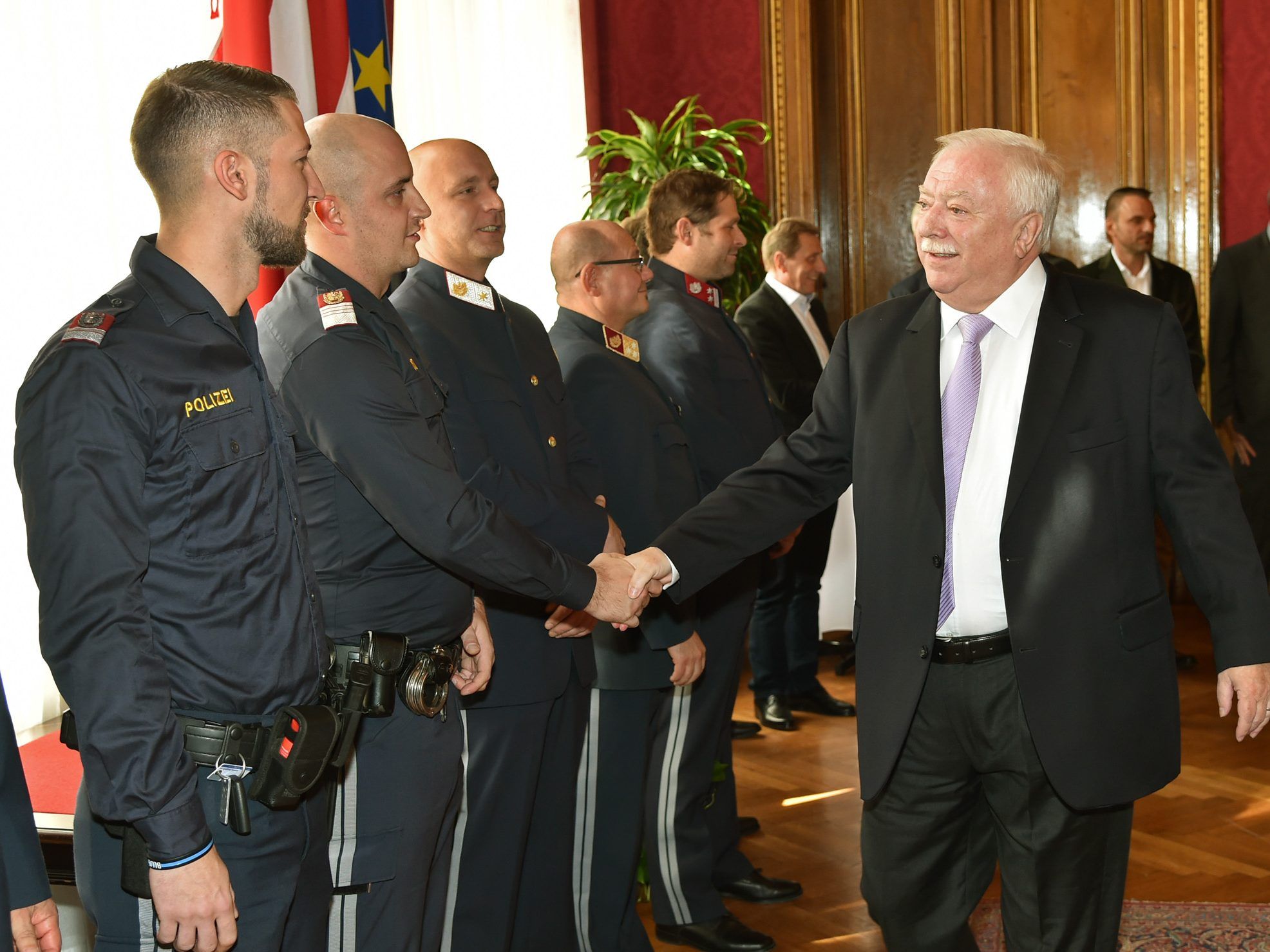 Polizisten werden im Wiener Rathaus von Bürgermeister Häupl geehrt