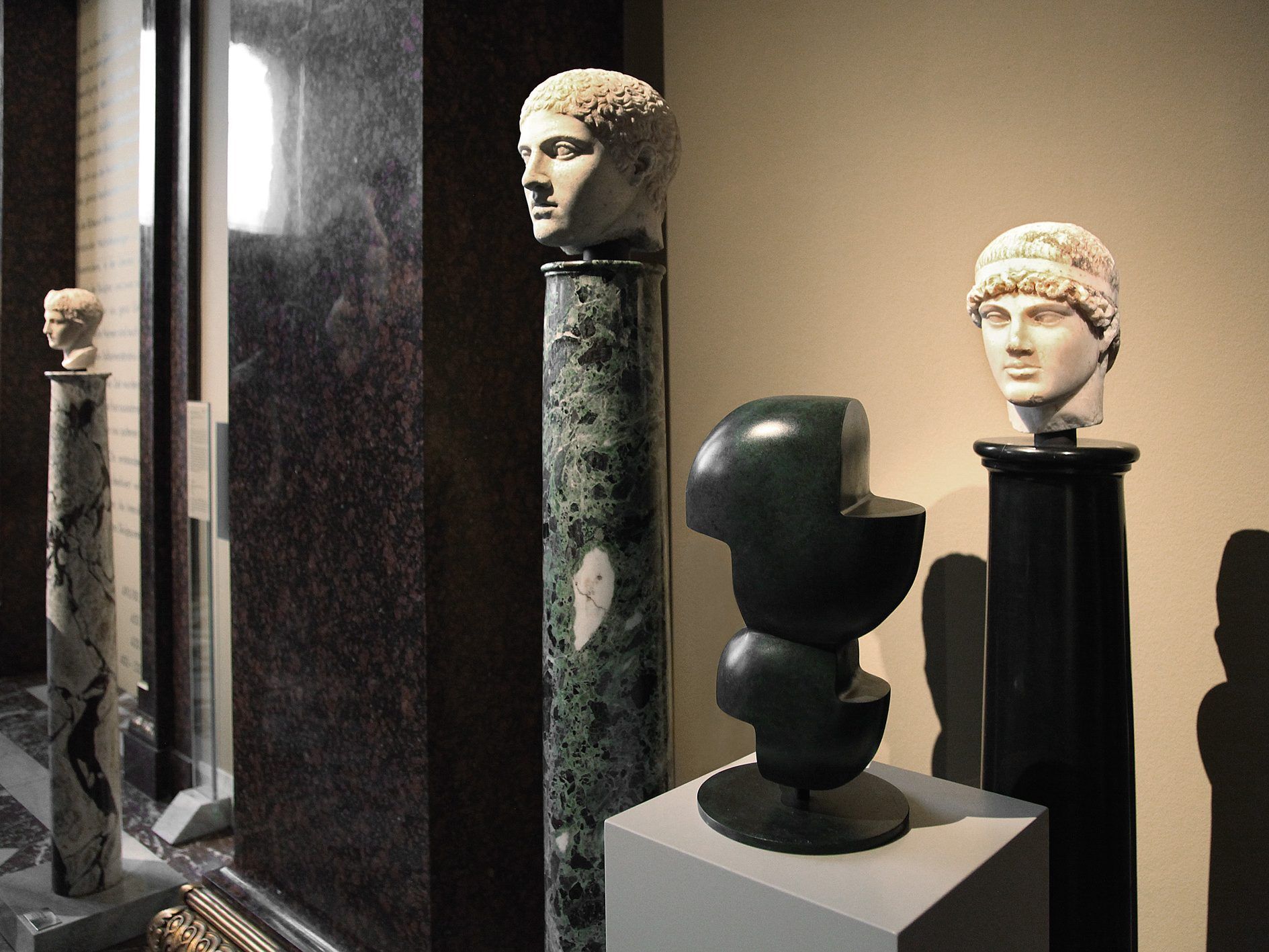 Die Skulpturen von Albrecht stehen neben antiken Stauen im KHM Wien.