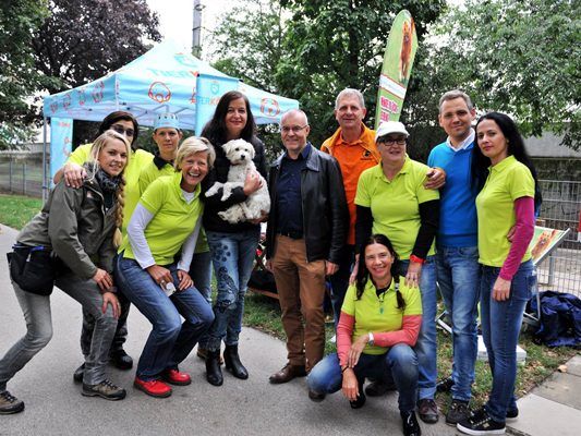 Ulli Sima und Harald Troch (Mitte) mit dem Team HUNDE.GLÜCK und Partnern der Kampagne "Hundefreundliches Wien".