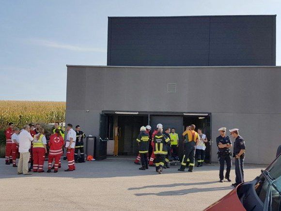 insatzkräfte bei einem Tunnel-Notausstieg im Rahmen der Evakuierung von etwa 300 Passagieren