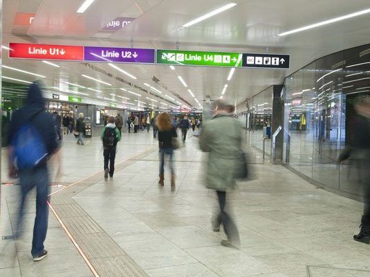 In der U-Bahn-Station Karlsplatz kam es zu einem Raub und einer Rauferei In der U-Bahn-Station Karlsplatz kam es zu einem Raub und einer Rauferei