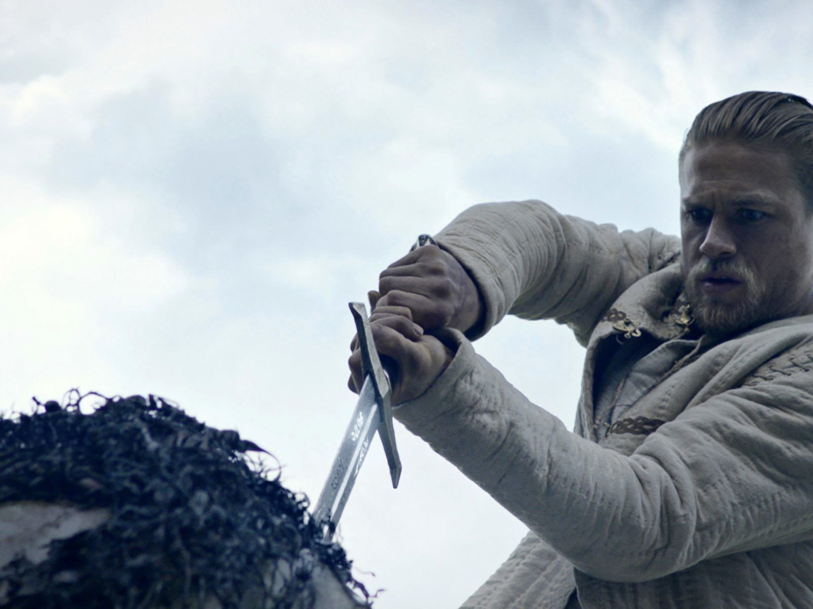 Excalibur wird aus dem Stein gezogen - hat eine 7-jährige das Schwert gefunden? (Szenenbild aus dem Film: "King Arthur: Legend of the Sword") Excalibur wird aus dem Stein gezogen - hat eine 7-jährige das Schwert gefunden? (Szenenbild aus dem Film: "King Arthur: Legend of the Sword")