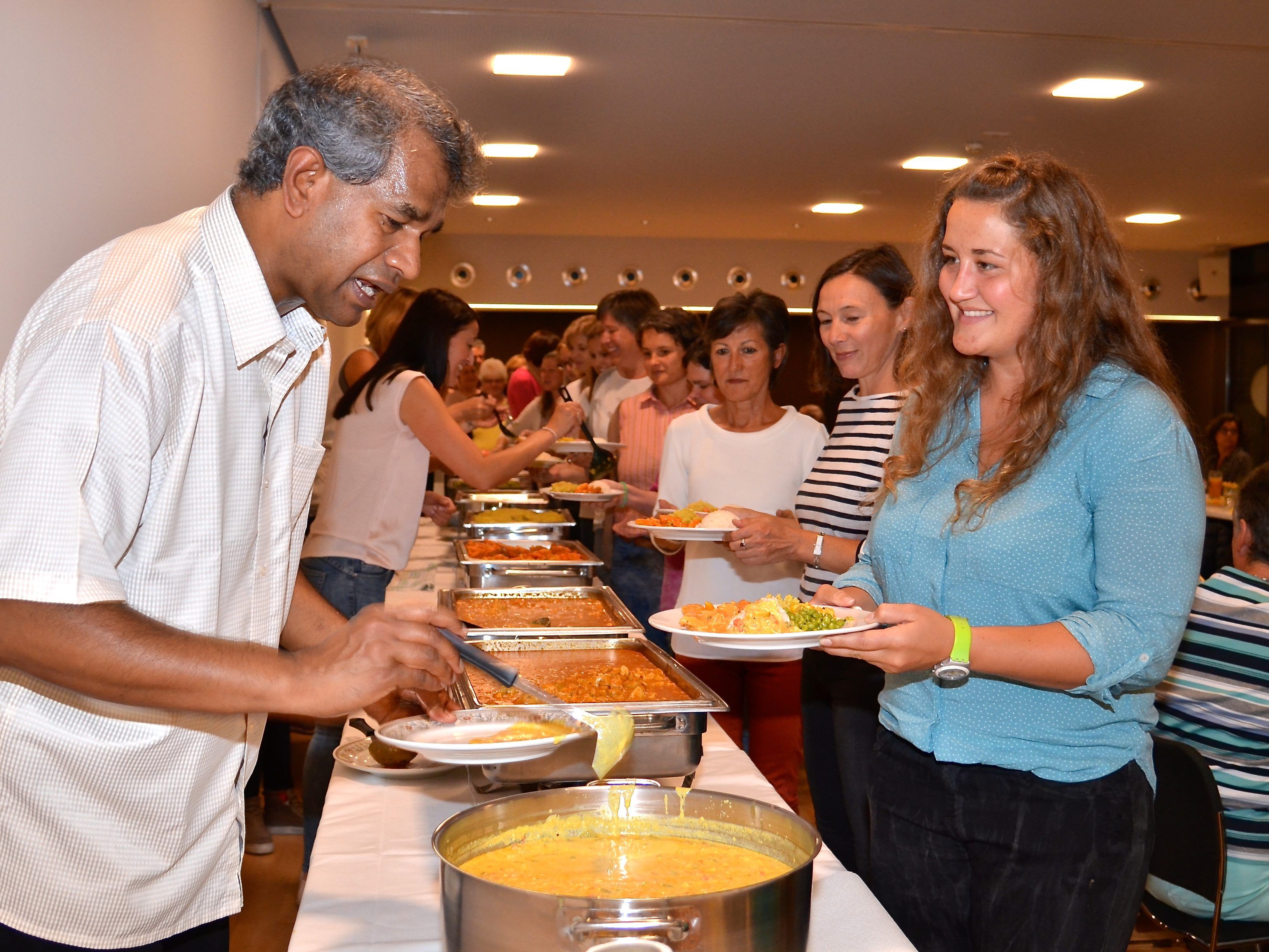 Der Göfner Pfarrer Varghese Georg Thaniyath schwingt gerne den Kochlöffel und lädt Gäste zu feinem, indischem Essen ein. Der Göfner Pfarrer Varghese Georg Thaniyath schwingt gerne den Kochlöffel und lädt Gäste zu feinem, indischem Essen ein.