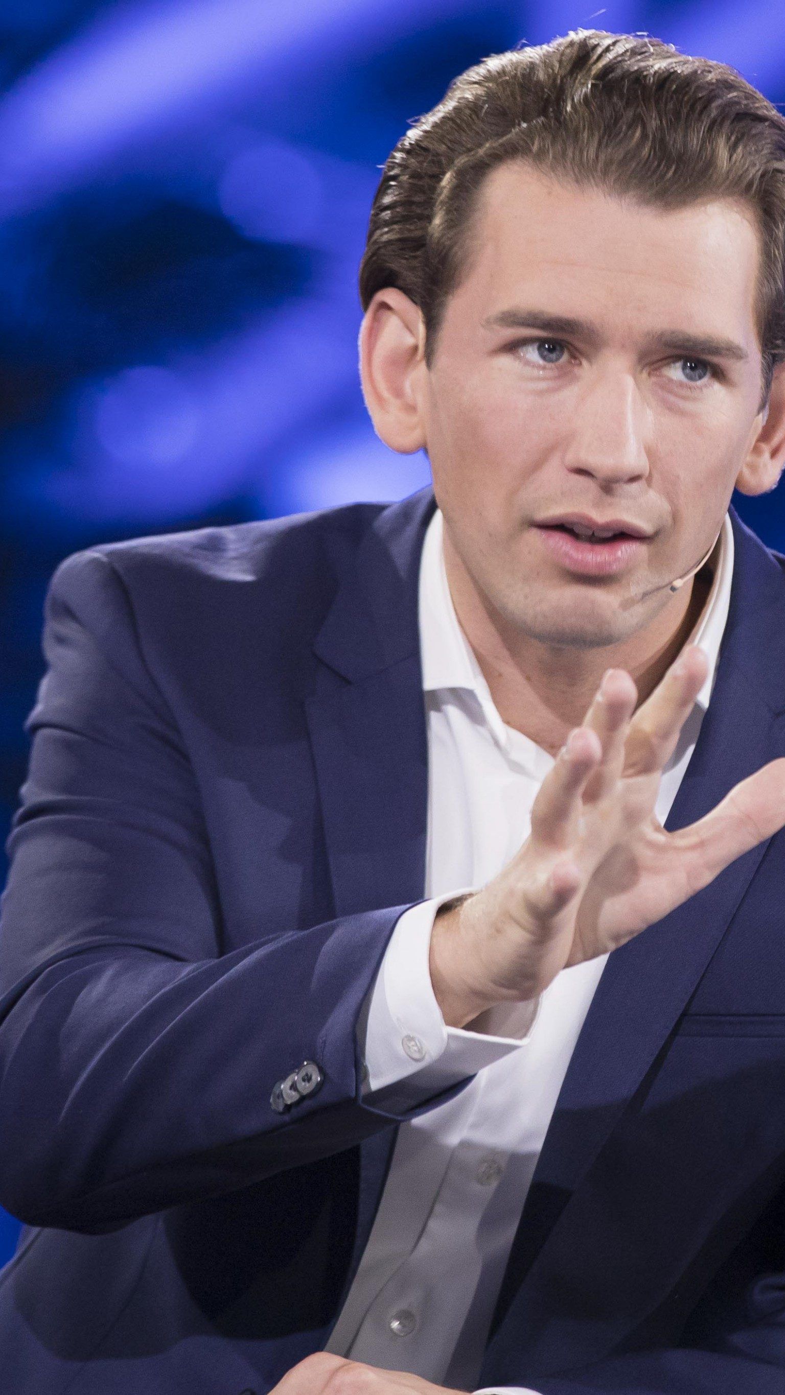 Sebastian Kurz diskurtiert mit Bügerinnen und Bürgern.