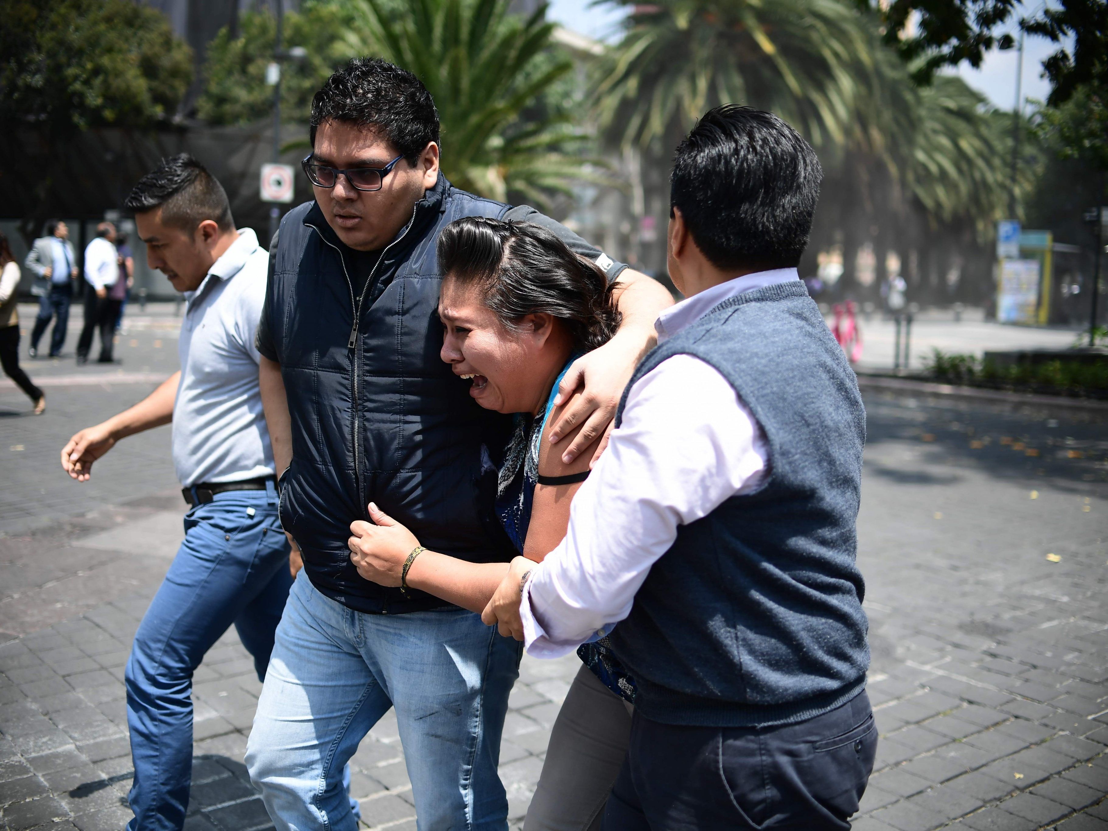 Verängstigte Menschen eilten nach einem Erbeben in Mexiko auf die Straßen. Verängstigte Menschen eilten nach einem Erbeben in Mexiko auf die Straßen.