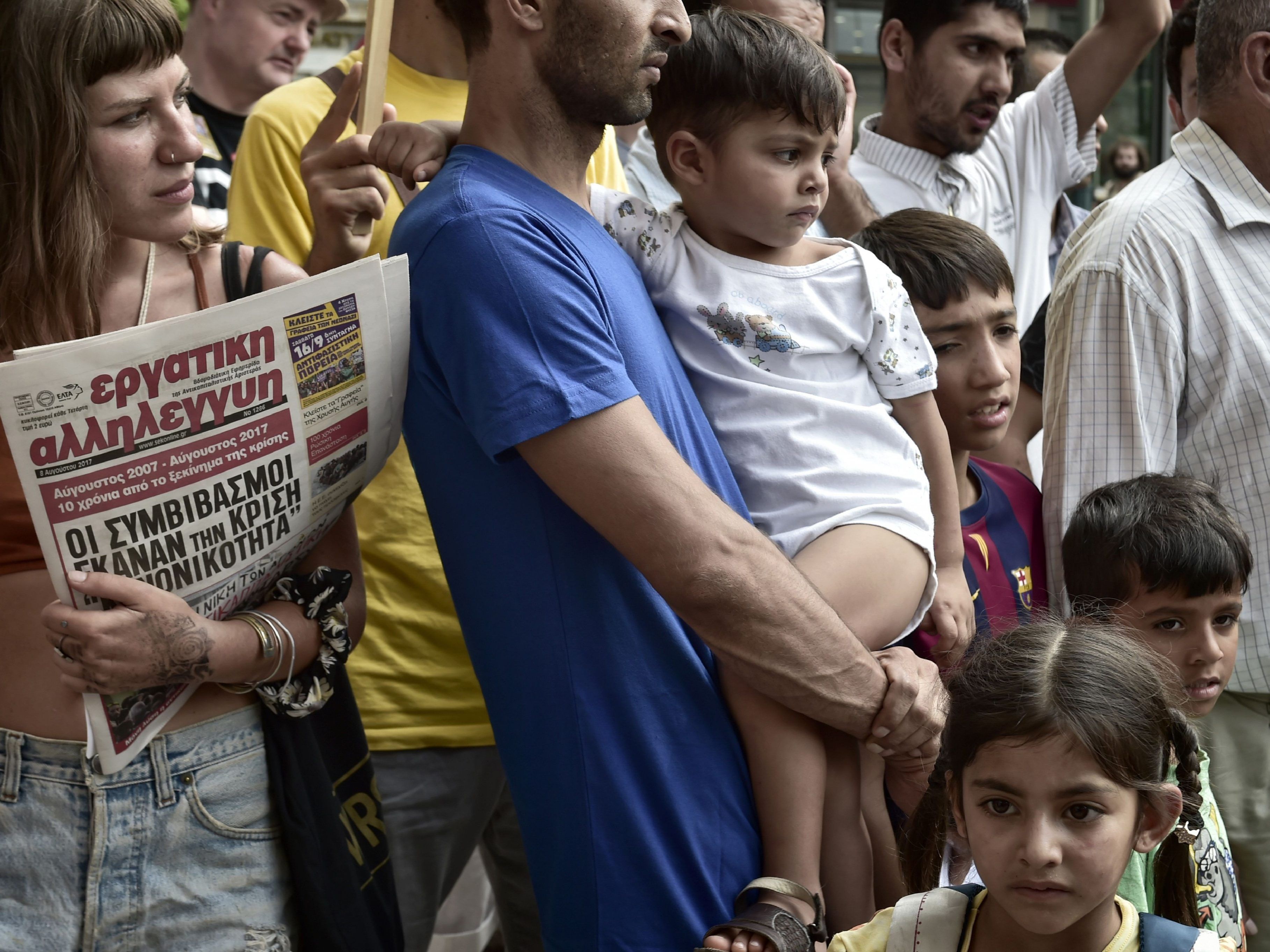 Migranten versuchen mit gefälschten Pässen zu reisen. Migranten versuchen mit gefälschten Pässen zu reisen.