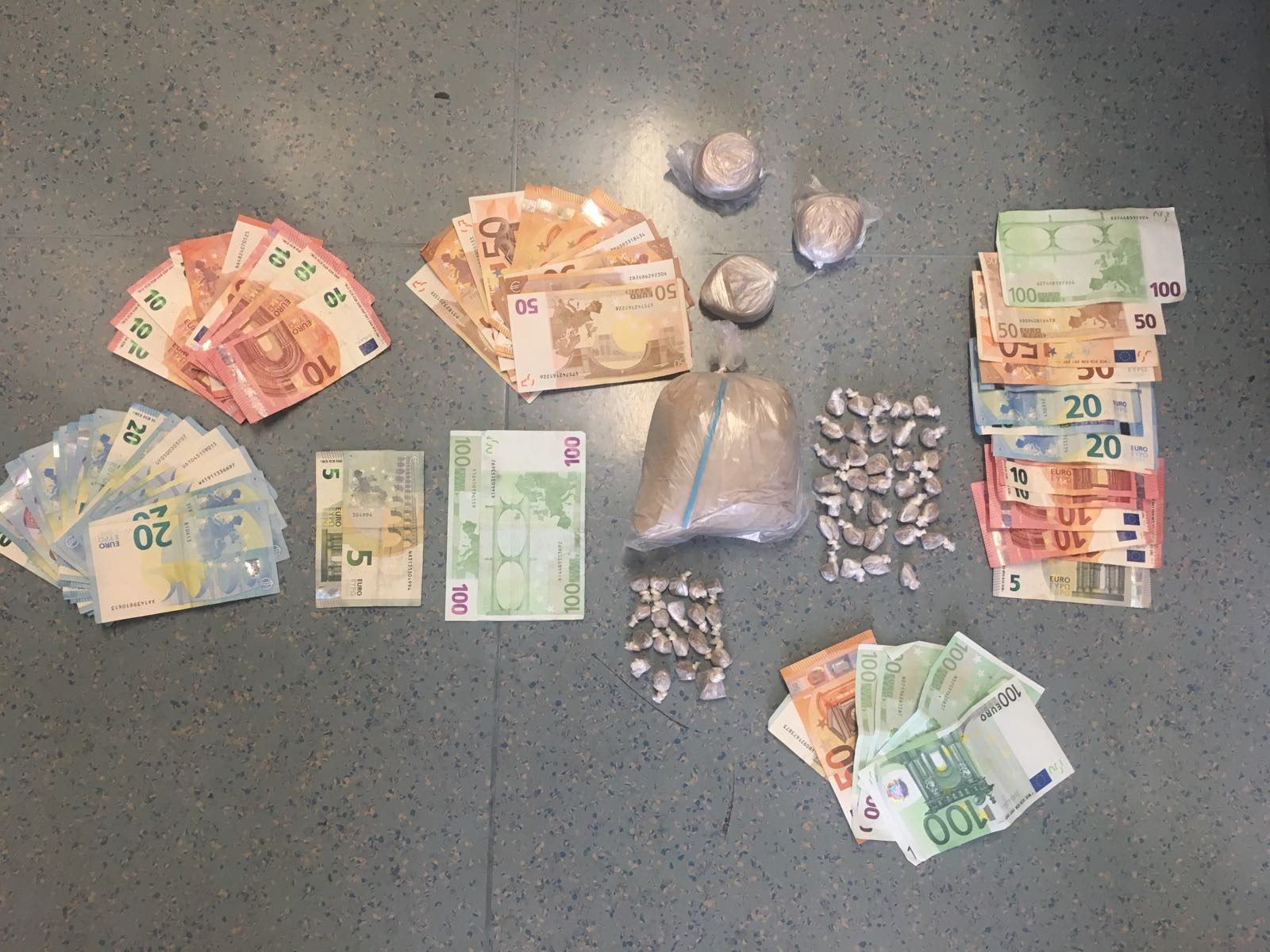 Die in der "Bunkerwohnung" sichergestellten Drogen und Bargeld. Die in der "Bunkerwohnung" sichergestellten Drogen und Bargeld.
