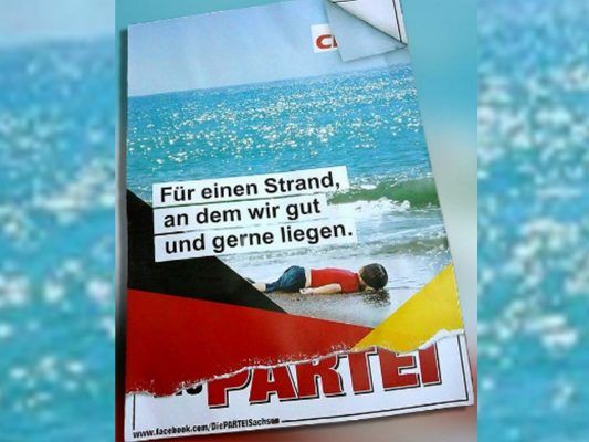 Das „Die Partei“-Plakat mit dem toten Flüchtlingsjungen ist einem CDU-Plakat („Für ein Deutschland, in dem wir gut und gerne leben“) nachempfunden. Das „Die Partei“-Plakat mit dem toten Flüchtlingsjungen ist einem CDU-Plakat („Für ein Deutschland, in dem wir gut und gerne leben“) nachempfunden.