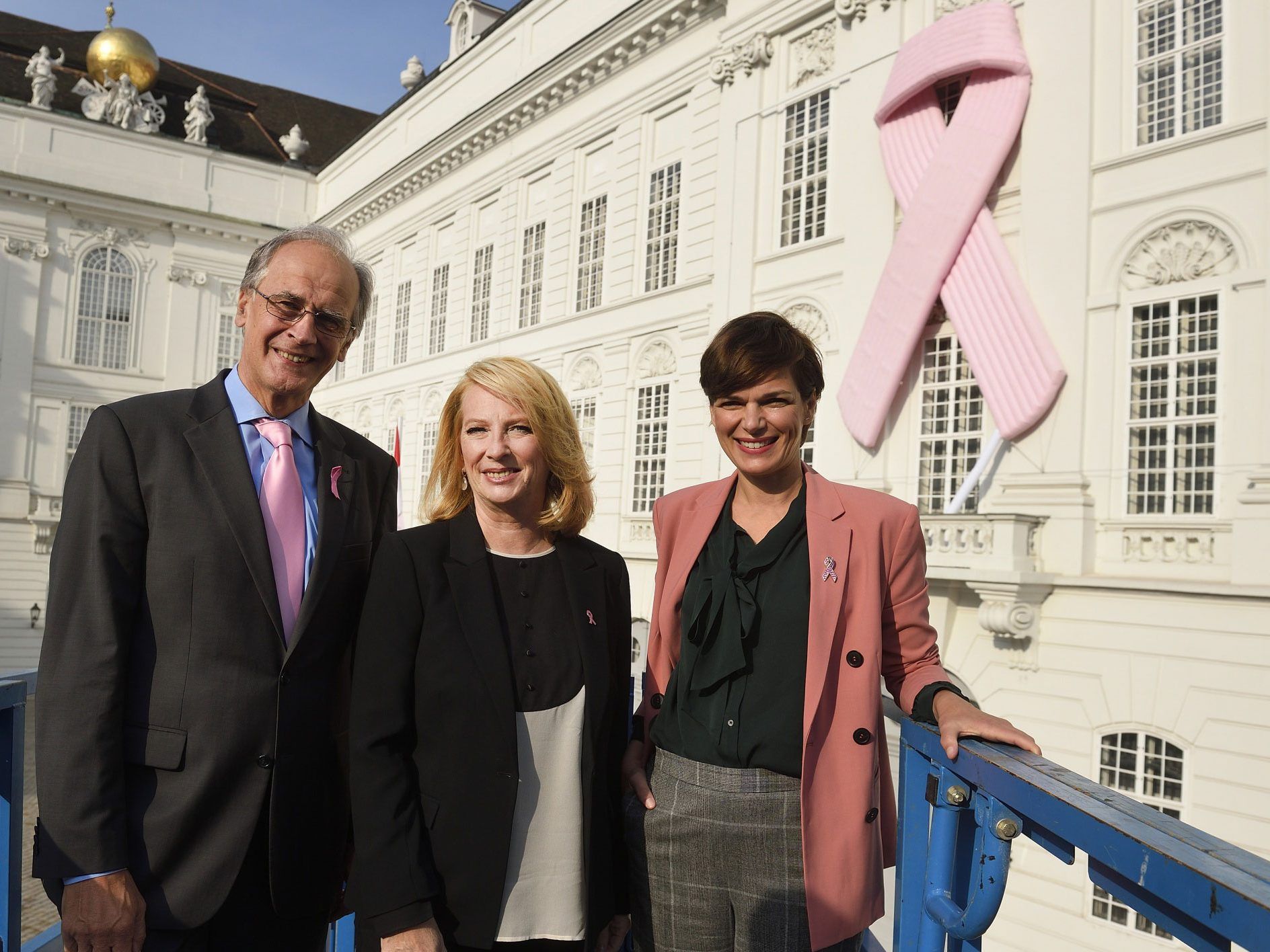 (v.l.) Präsident der Krebshilfe Paul Sevelda, Nationalratspräsidentin Doris Bures (SPÖ) und Gesundheitsministerin Pamela Rendi-Wagner (SPÖ) vor dem Pink Ribbon (v.l.) Präsident der Krebshilfe Paul Sevelda, Nationalratspräsidentin Doris Bures (SPÖ) und Gesundheitsministerin Pamela Rendi-Wagner (SPÖ) vor dem Pink Ribbon
