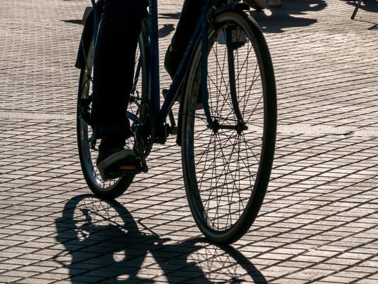 Ein Radfahrer kolliderte in Wien-Donaustadt mit einer offenen Fahrzeugtür.. Ein Radfahrer kolliderte in Wien-Donaustadt mit einer offenen Fahrzeugtür..