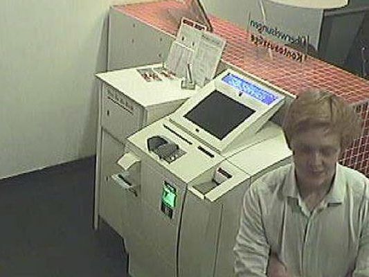Dieser junge Mann wird nach einem Raub polizeilich gesucht Dieser junge Mann wird nach einem Raub polizeilich gesucht