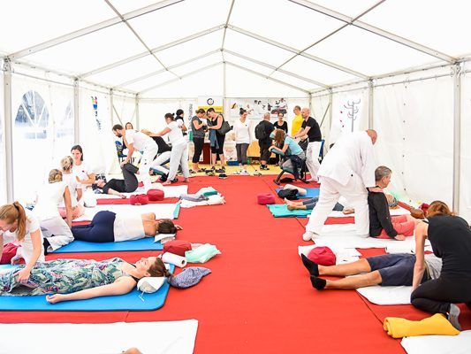 Vor der U3-Station Ottakring werden gratis Shiatsu-Behandlungen angeboten.