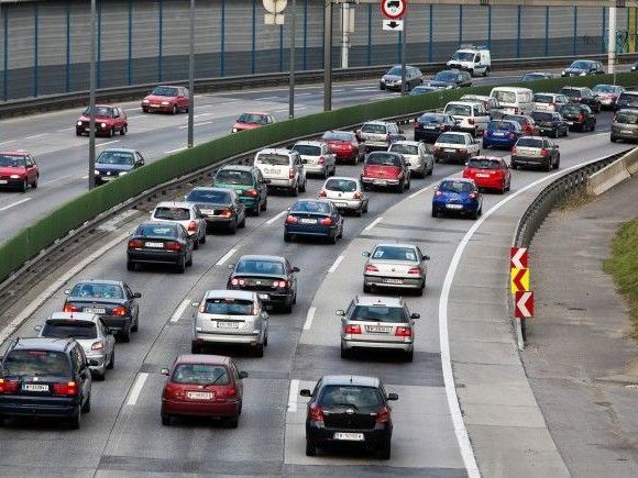Auf der A22 kommt es aufgrund eines Unfalls zu Staus und Verzögerungen.
