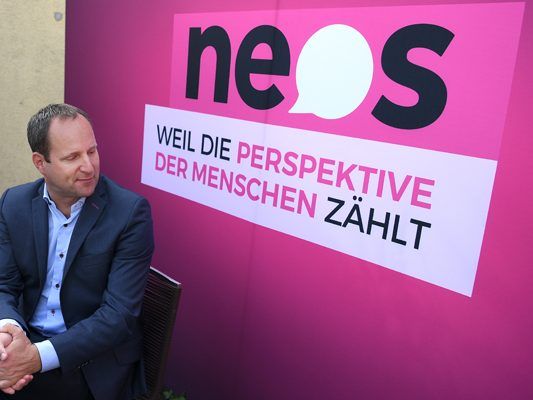 Eine Koalition mit der ÖVP und den Grünen kann sich der NEOS-Spitzenkandidat vorstellen.