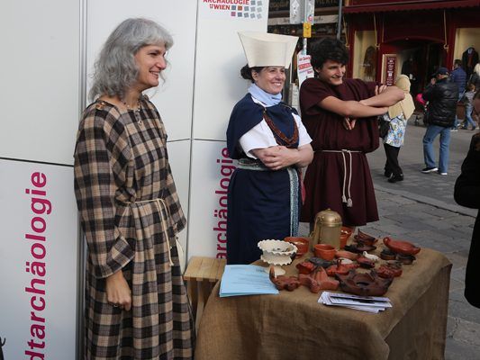 "Römerinnen" beim Stand der Stadtarchäologie Wien. "Römerinnen" beim Stand der Stadtarchäologie Wien.