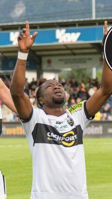 Schalke-Leihgabe Bernard Tekpetey ist nach einer roten Karte im Cup, die er für seine Reaktion auf rassistische Ausfälle von Zuschauern erhielt, gegen Graz gesperrt.