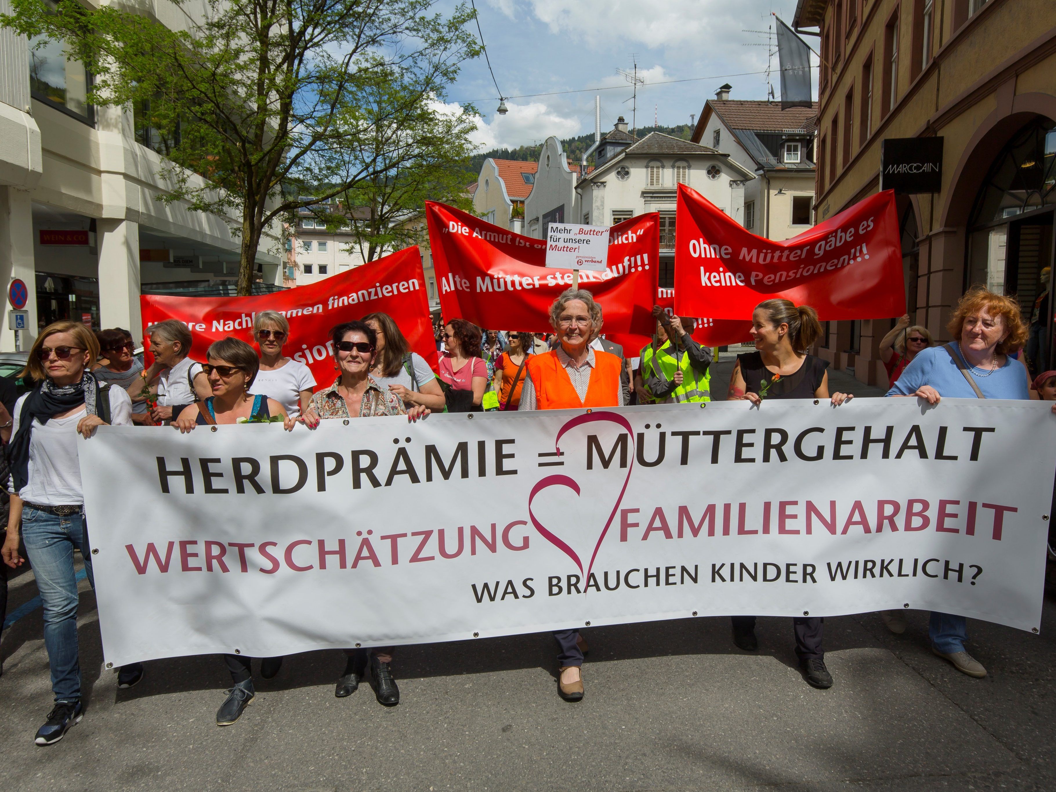 Die sogenannte "Oma-Revolte" setzt sich für die Anrechnung von Erziehungszeiten auf die Pension von Müttern ein. Die sogenannte "Oma-Revolte" setzt sich für die Anrechnung von Erziehungszeiten auf die Pension von Müttern ein.