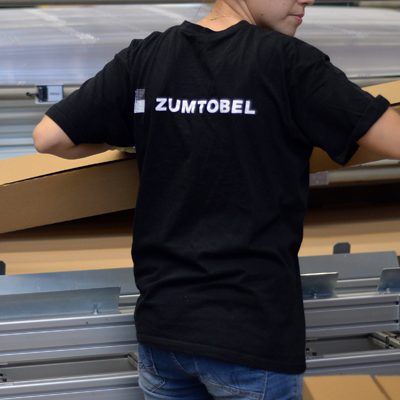 Eine Mitarbeiterin des Vorarlberger Leuchtenherstellers Zumtobel Group in Dornbirn.