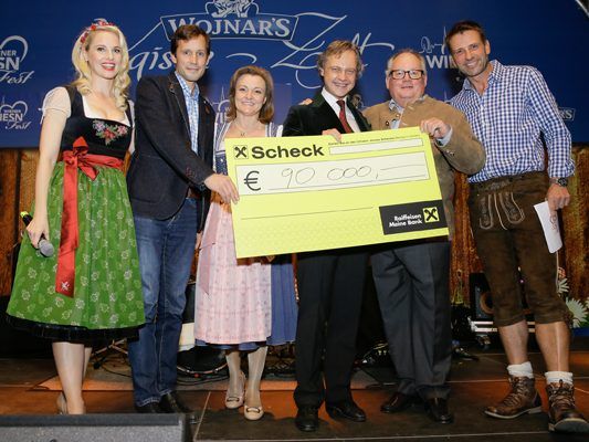 Die feierliche Scheckübergabe bei der Wiener Wiesn zugunsten der Wiener Gruft.