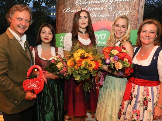 Die Tirolerin Marina Augsten (Mitte) gewann den Wiener Wiesn-Trachtenaward.