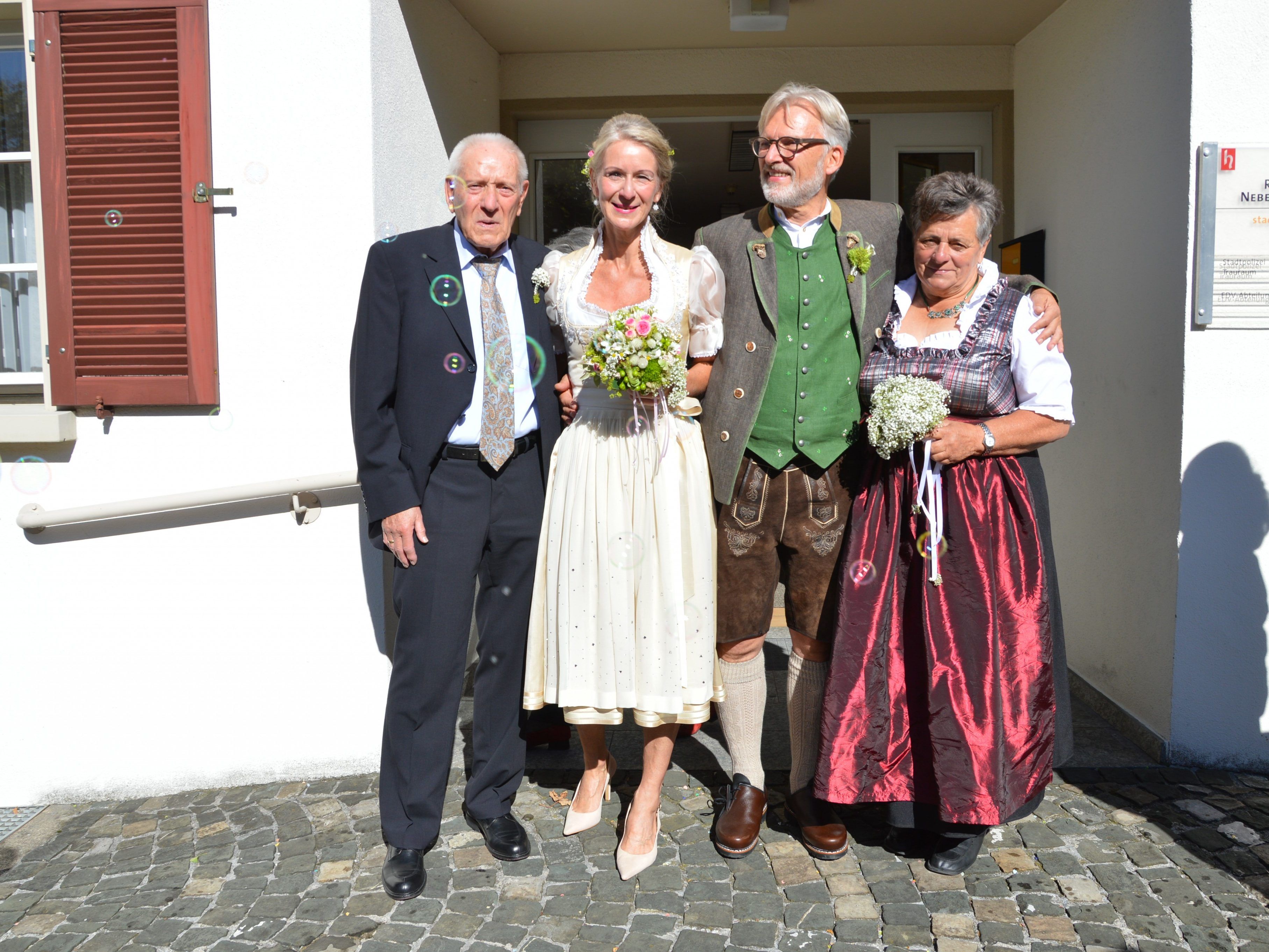 Stefanie Mayer und Prof. Dr. Klaus-Dieter Weber haben geheiratet. Stefanie Mayer und Prof. Dr. Klaus-Dieter Weber haben geheiratet.
