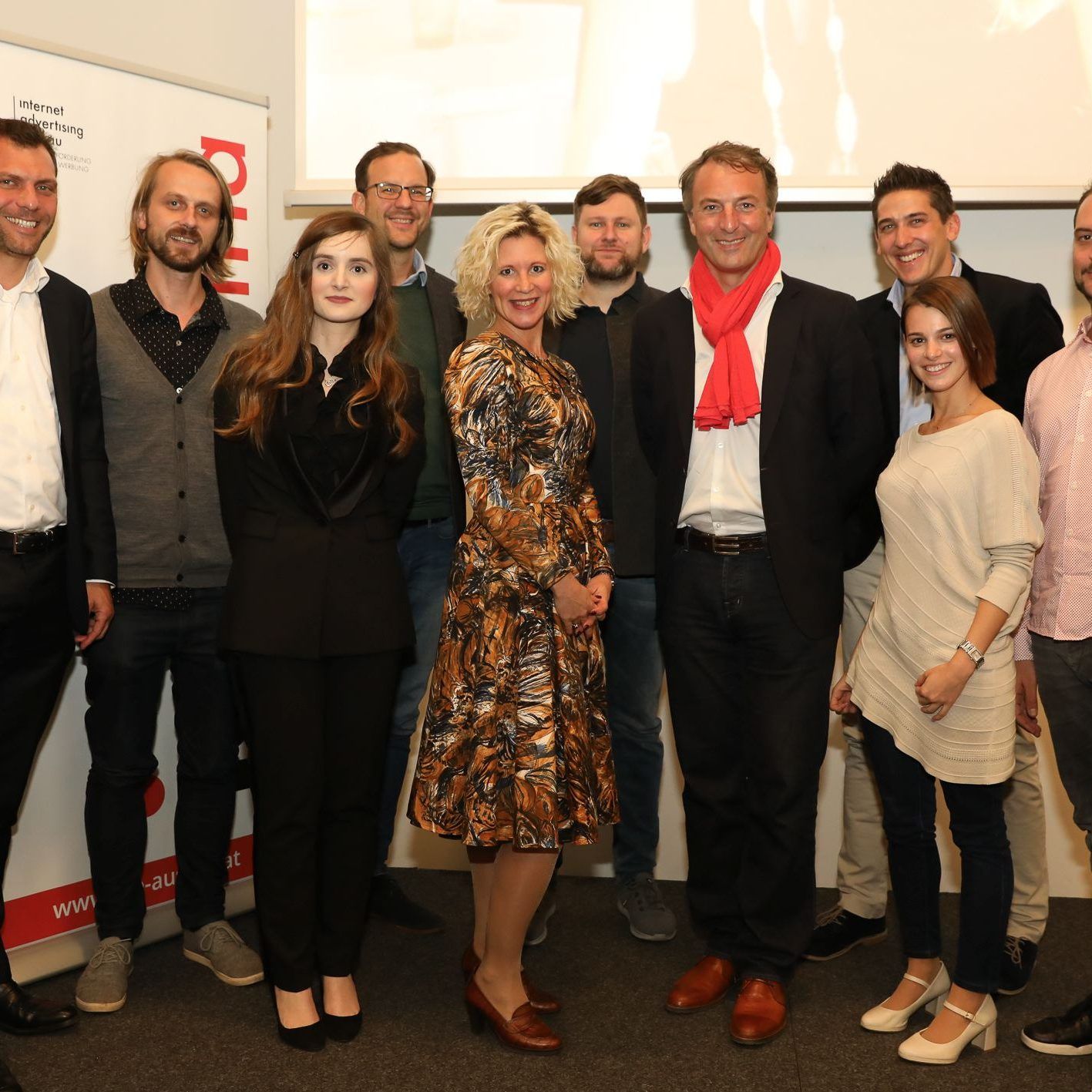 Der neue iab austria Vorstand 2017 - in der Mitte mit rotem Schal der neue Präsident André Eckert