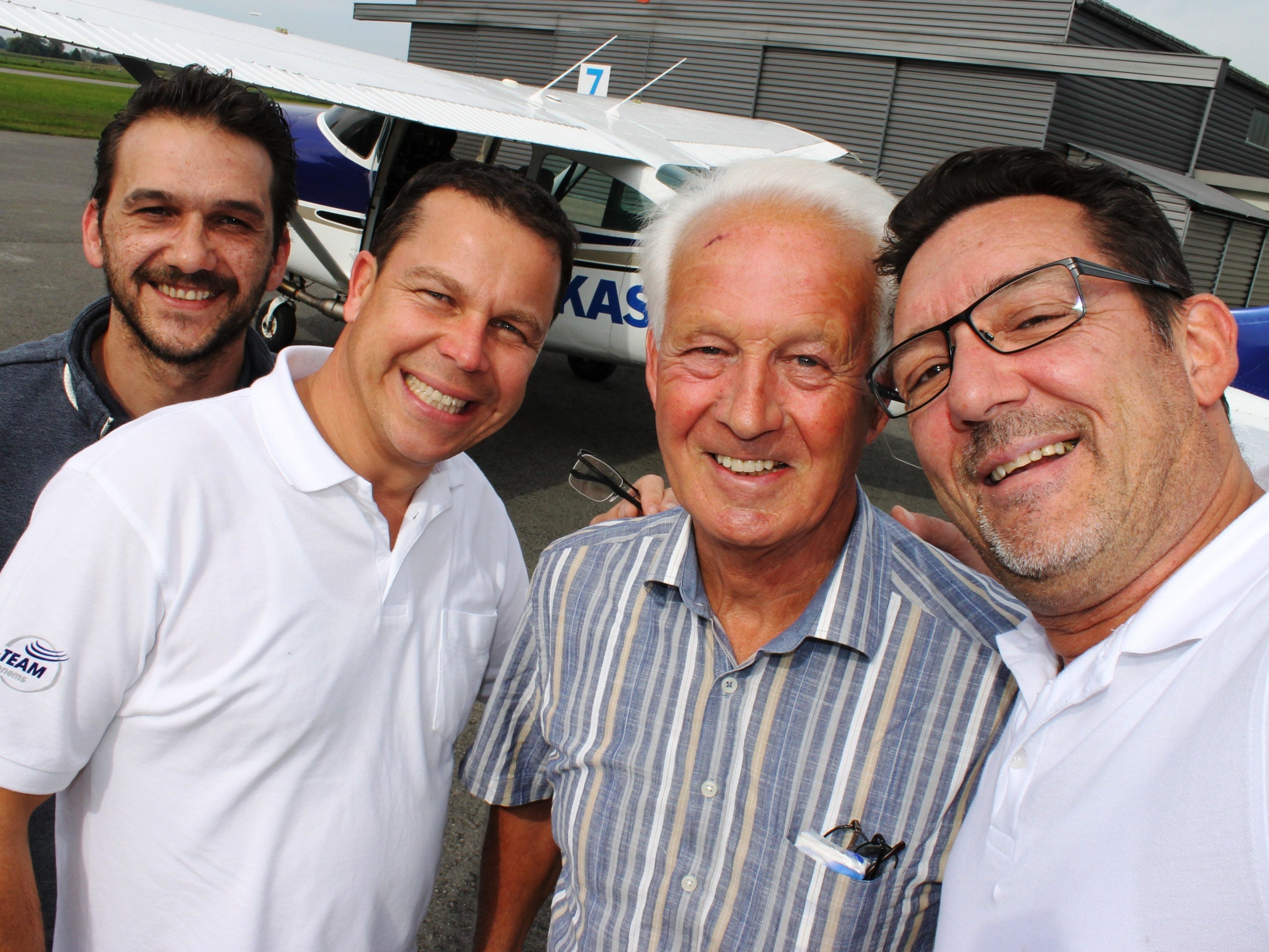 Kameramann Alex Jenny, Thomas Guderjahn, Quizgasts Klaus Schwerzler und Andreas Seeburger vom Rundflugteam Flugplatz Hohenems sstarten mit dem Quizflieger Kameramann Alex Jenny, Thomas Guderjahn, Quizgasts Klaus Schwerzler und Andreas Seeburger vom Rundflugteam Flugplatz Hohenems sstarten mit dem Quizflieger