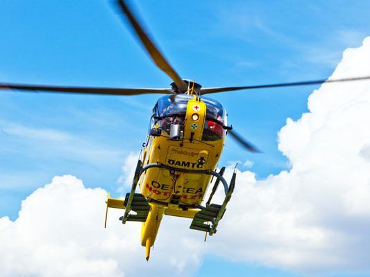 Der Schwerverletzte wurde mit dem Notarzthubschrauber ins Krankenhaus geflogen.