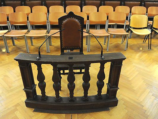 Dem 15-Jährigen droht auch die Einweisung in eine Anstalt Dem 15-Jährigen droht auch die Einweisung in eine Anstalt