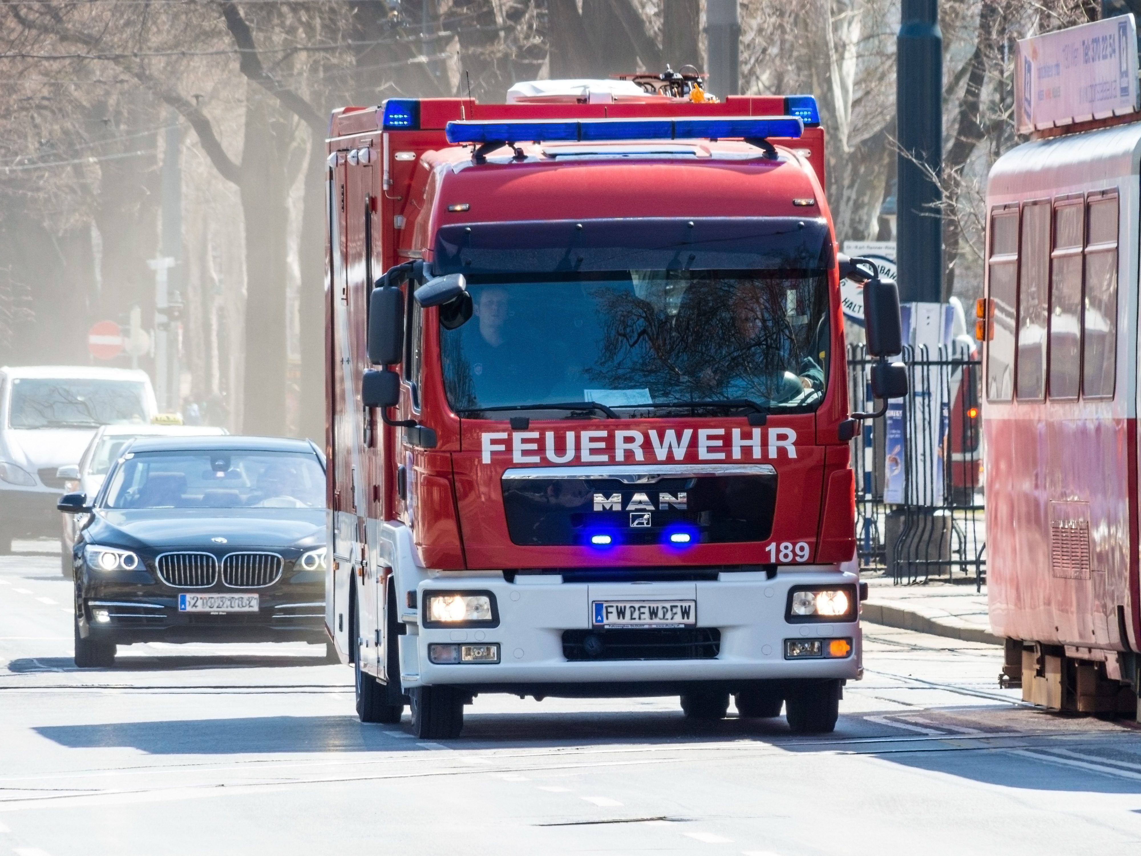 Die Feuerwehr ist wegen des Wasserrohrbruchs im Einsatz. Die Feuerwehr ist wegen des Wasserrohrbruchs im Einsatz.