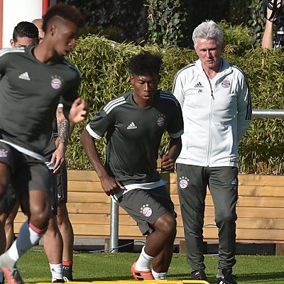 Heynckes schaut seinen Spielern genau auf die Füße