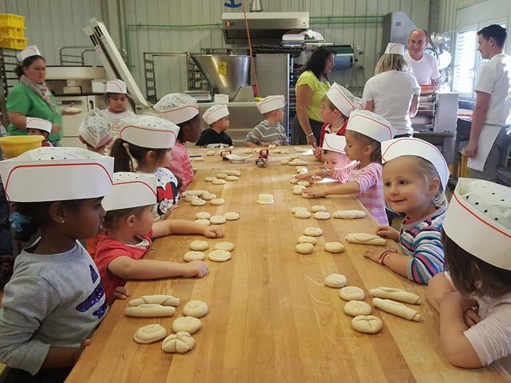 fleißige Kinderhände am backen