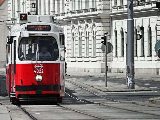Am Rennweg kam es zu einem Unfall mit einer Straßenbahn der Linie 71 Am Rennweg kam es zu einem Unfall mit einer Straßenbahn der Linie 71